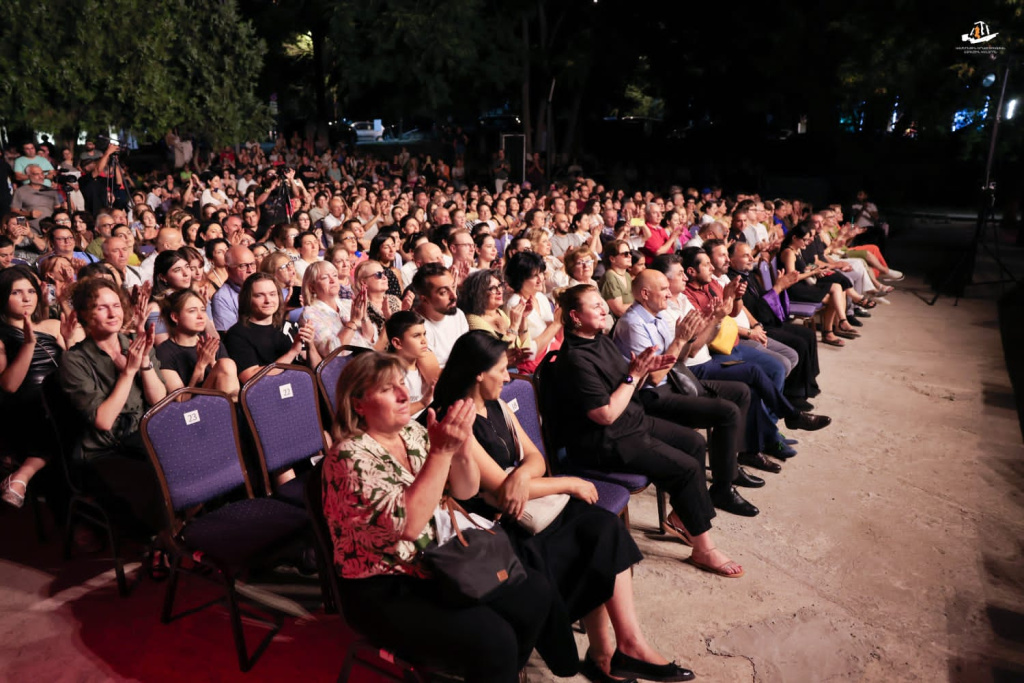 Телерепортаж о выступлении Джаз-оркестра «Арцах» на ереванской летней сцене 