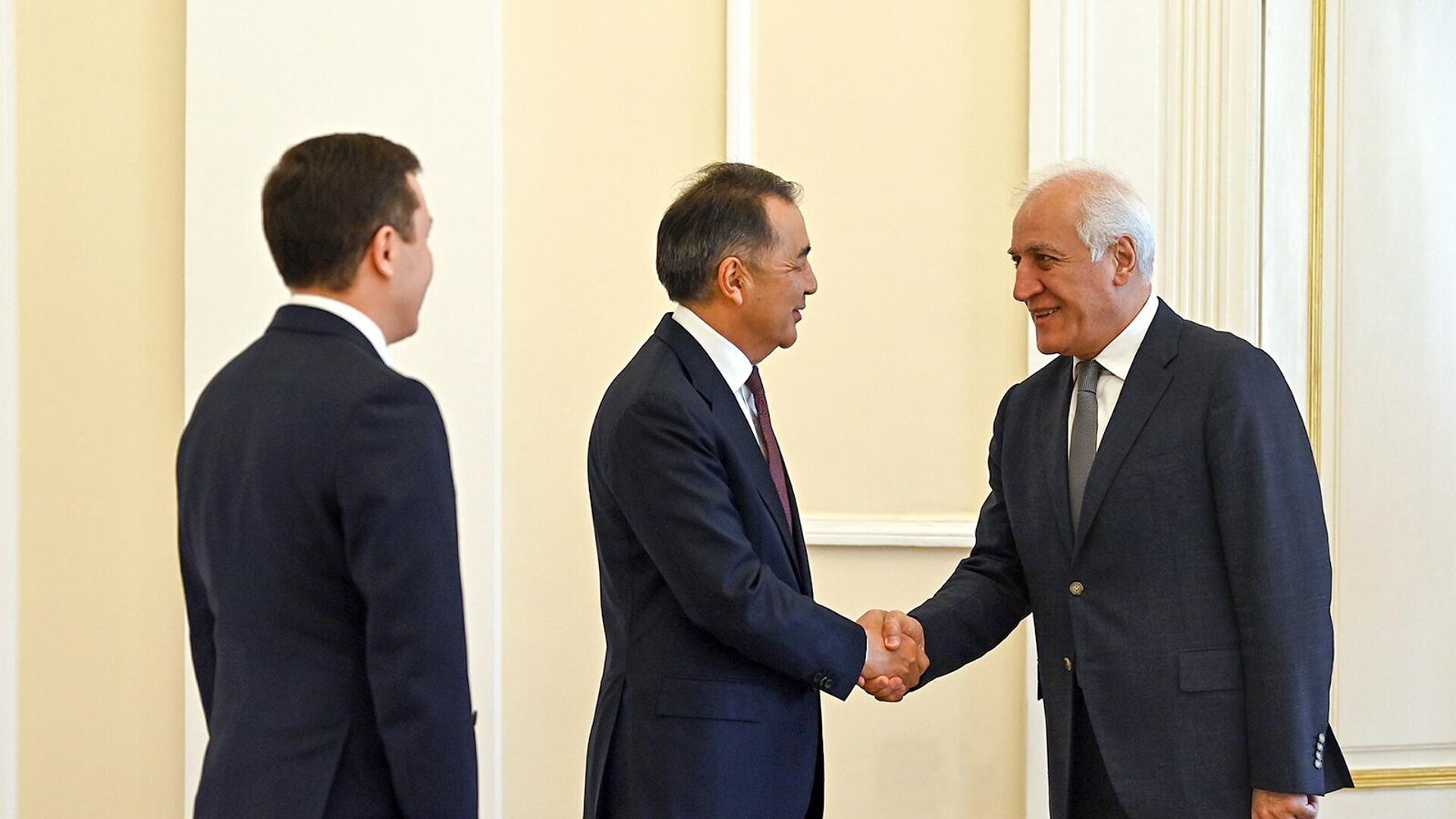 Президент Армении и новый глава ЕЭК обсудили вопросы путей сообщения в Союзе 