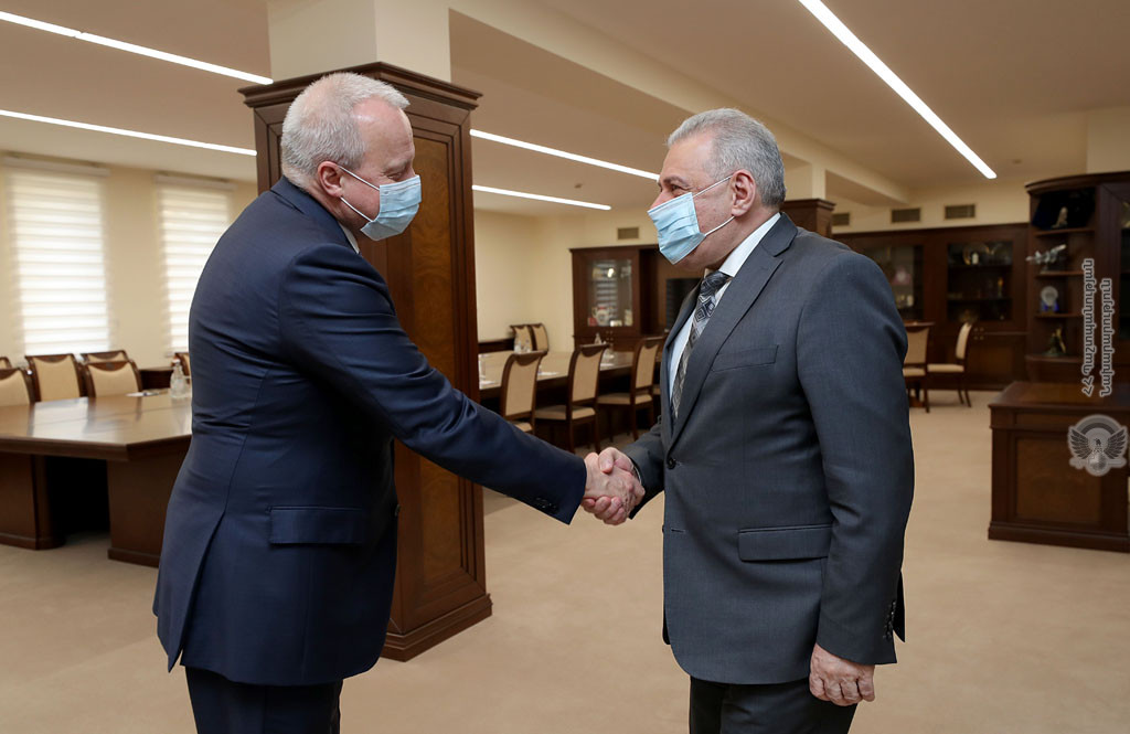 Министр обороны Армении и посол РФ обсудили вопросы военного сотрудничества  