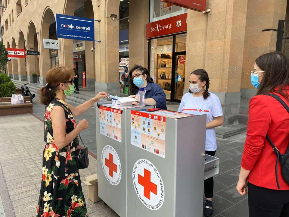 В Ереване волонтеры раздают гражданам бесплатные маски 