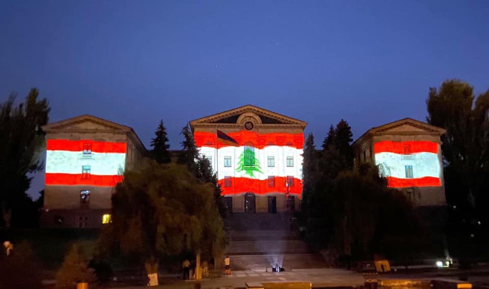 В знак солидарности с ливанским народом, здание парламента Армении осветили в цвета флага Ливана 