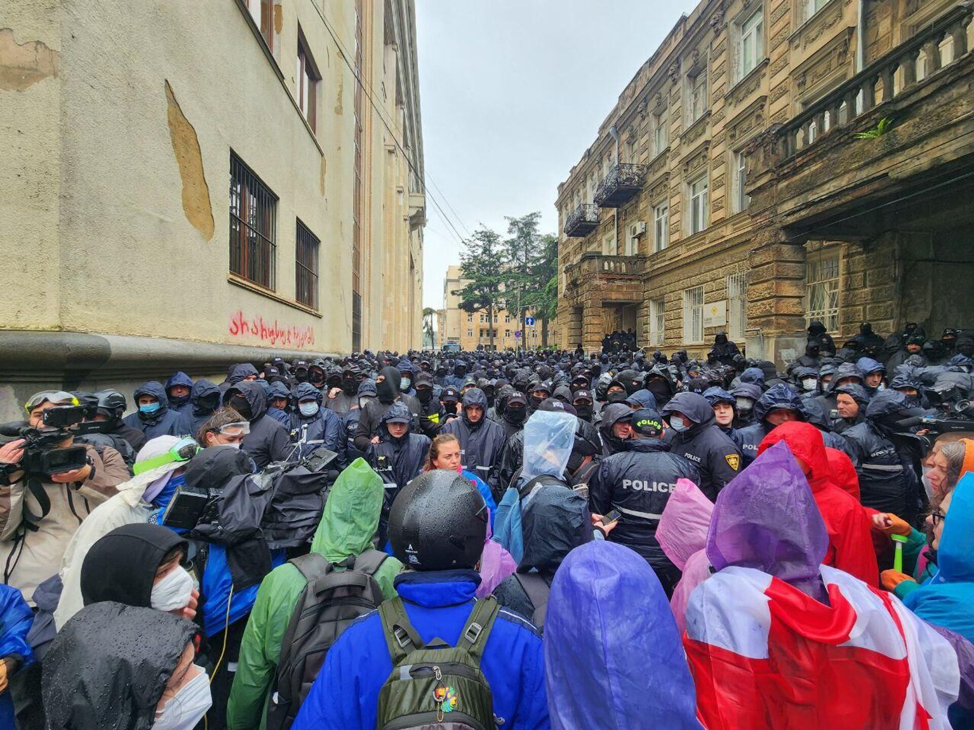 В Грузии продолжаются протесты, активисты провели ночь у парламента 