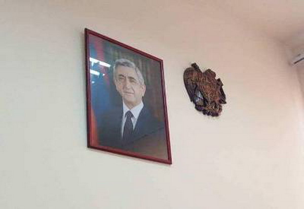 Армяне Марселя вынесли из Консульства РА фотографию Сержа Саргсяна и сожгли 