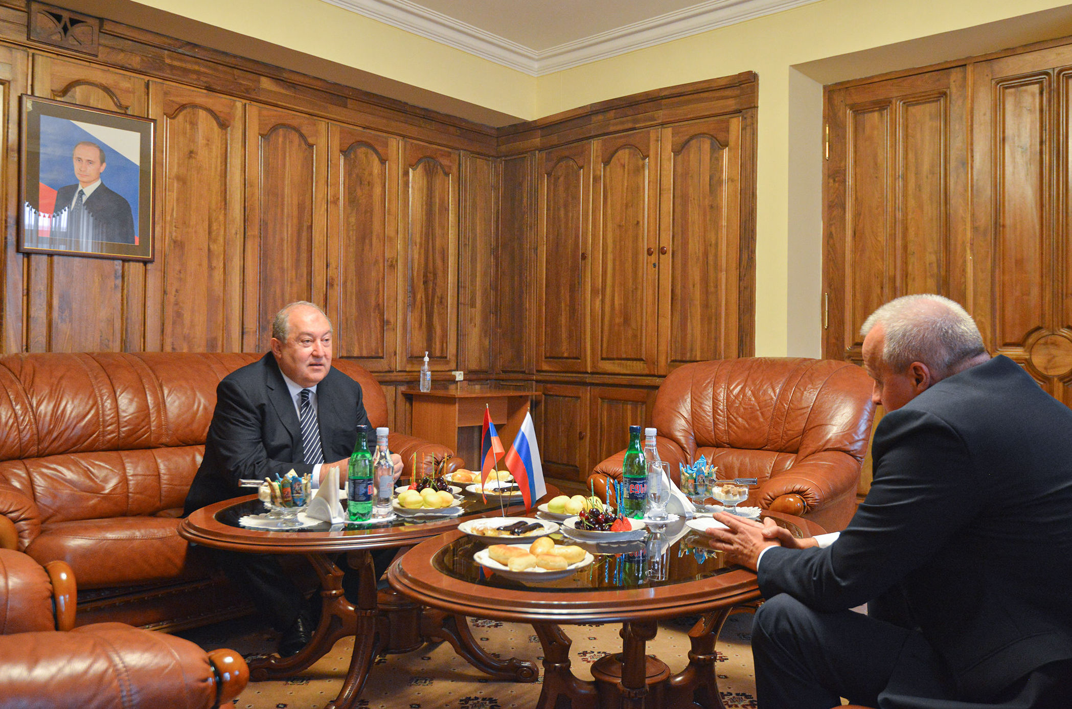 Армен Саркисян посетил посольство России в преддверии государственного праздника  