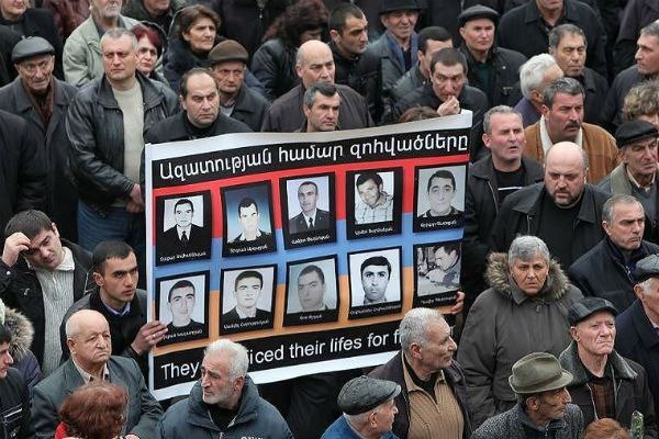 1-2 марта 2008 года в центре Еревана были убиты 10 человек – 2 полицейских и 8 гражданских лиц 