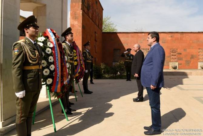 Араик Арутюнян и Бако Саакян почтили память жертв Геноцида армян 