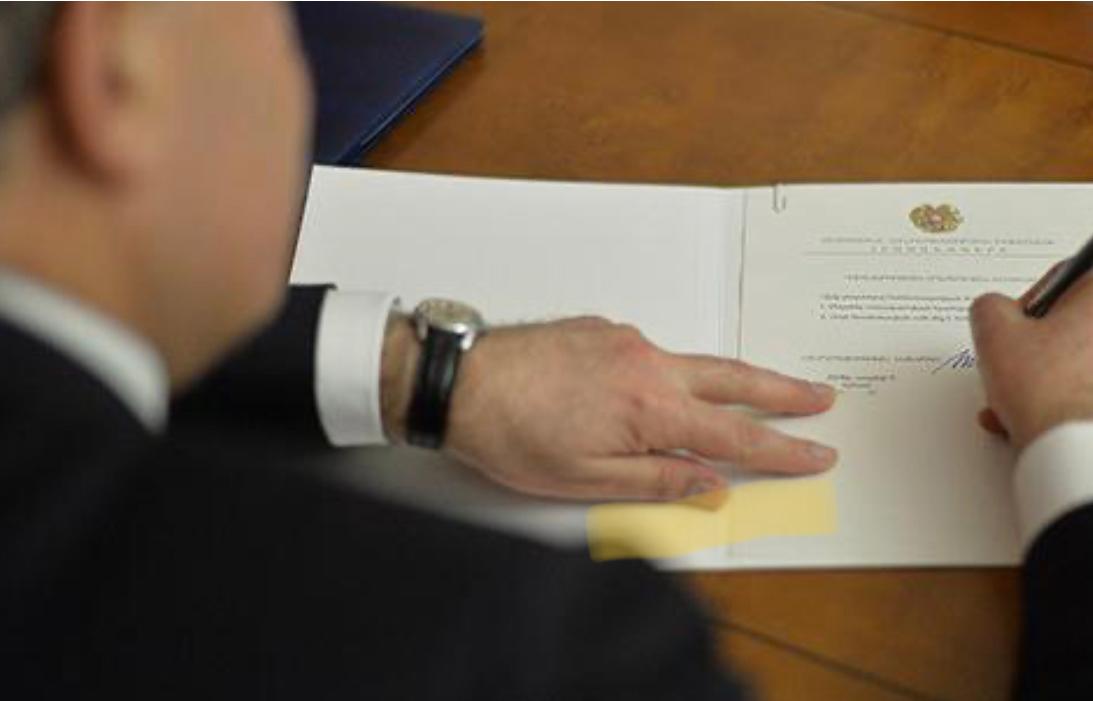 Президент Армении подписал закон о лишении полномочий на подписание конституционных изменений 