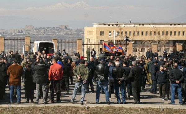 Сторонники главы Генштаба ВС Армении провели митинг перед Минобороны 