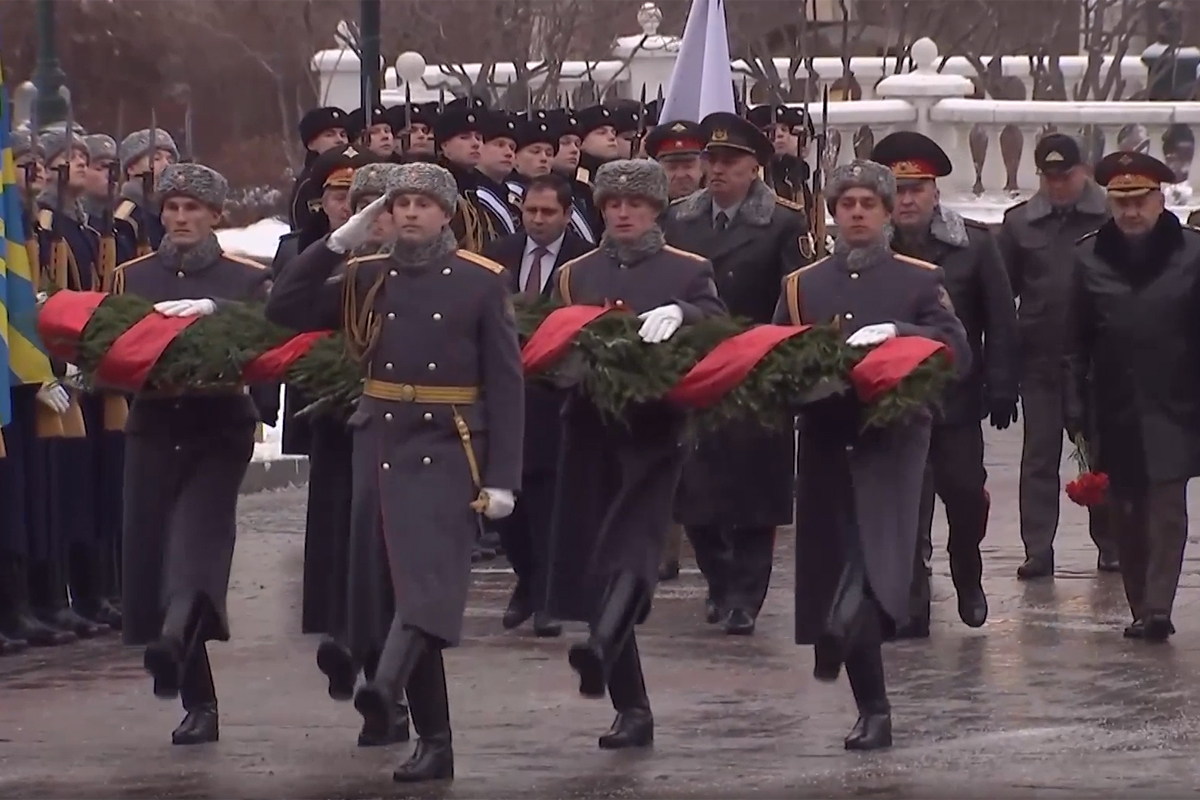 Главы Минобороны стран СНГ и ШОС возложили цветы к Могиле Неизвестного Солдата в Москве 