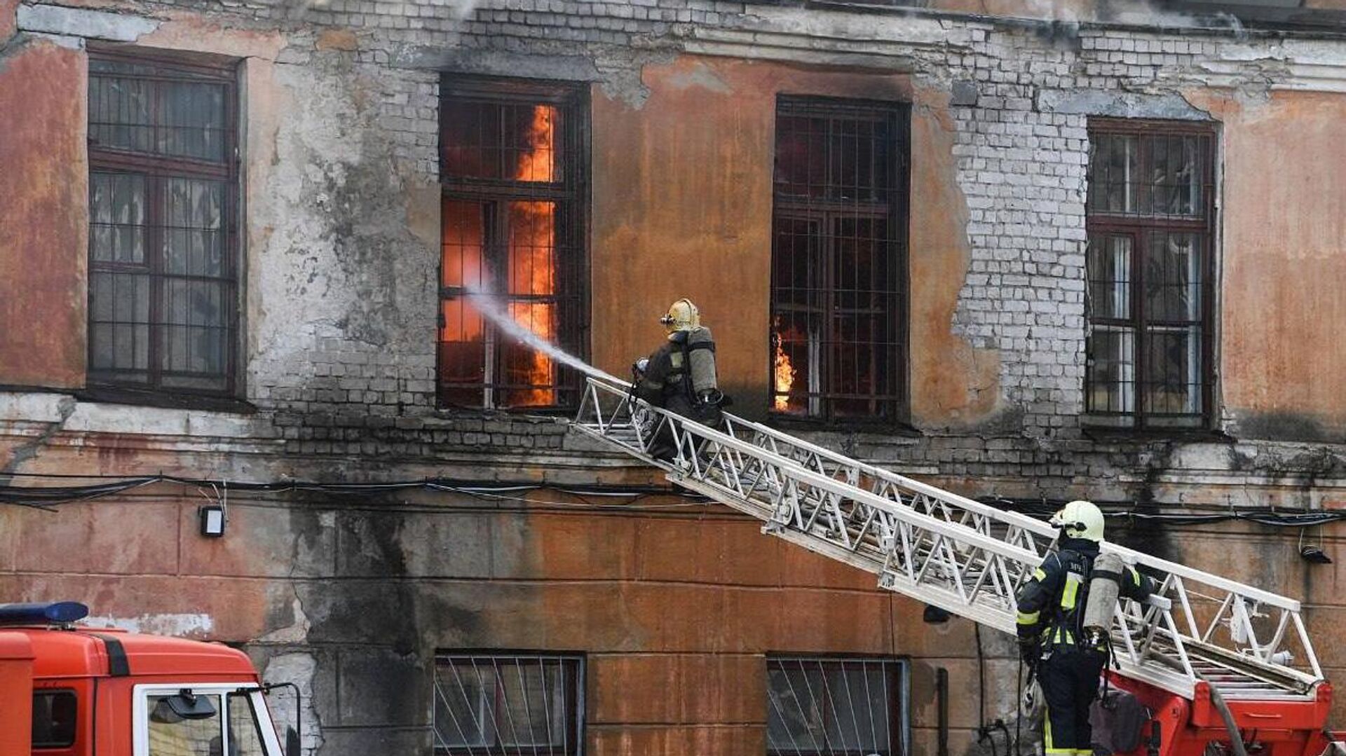 При пожаре в НИИ Минобороны России в Твери погибли 17 человек 