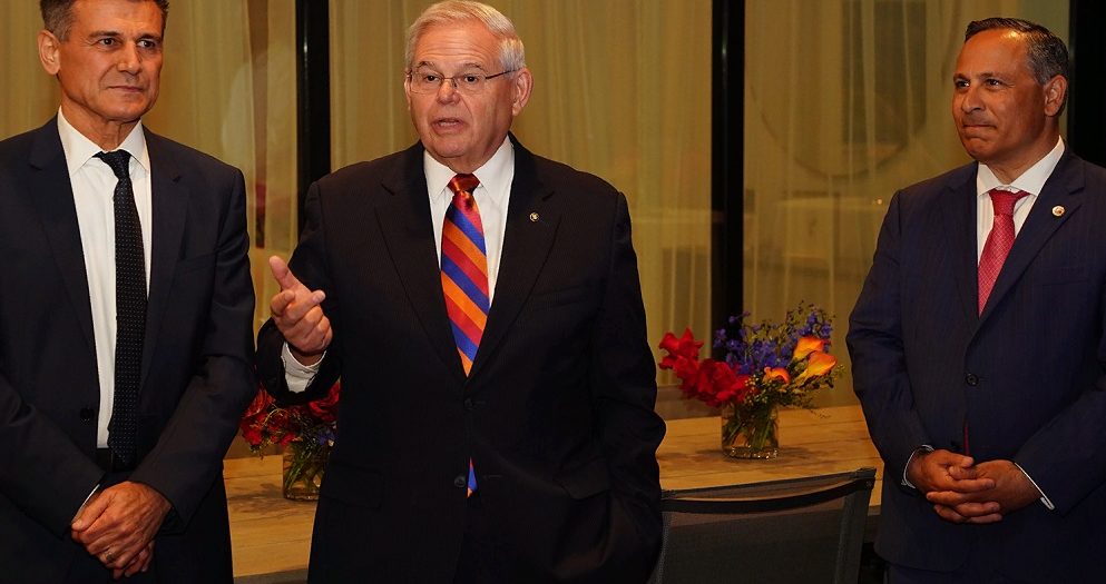 Влиятельный американский сенатор появился на публике в армянском галстуке 