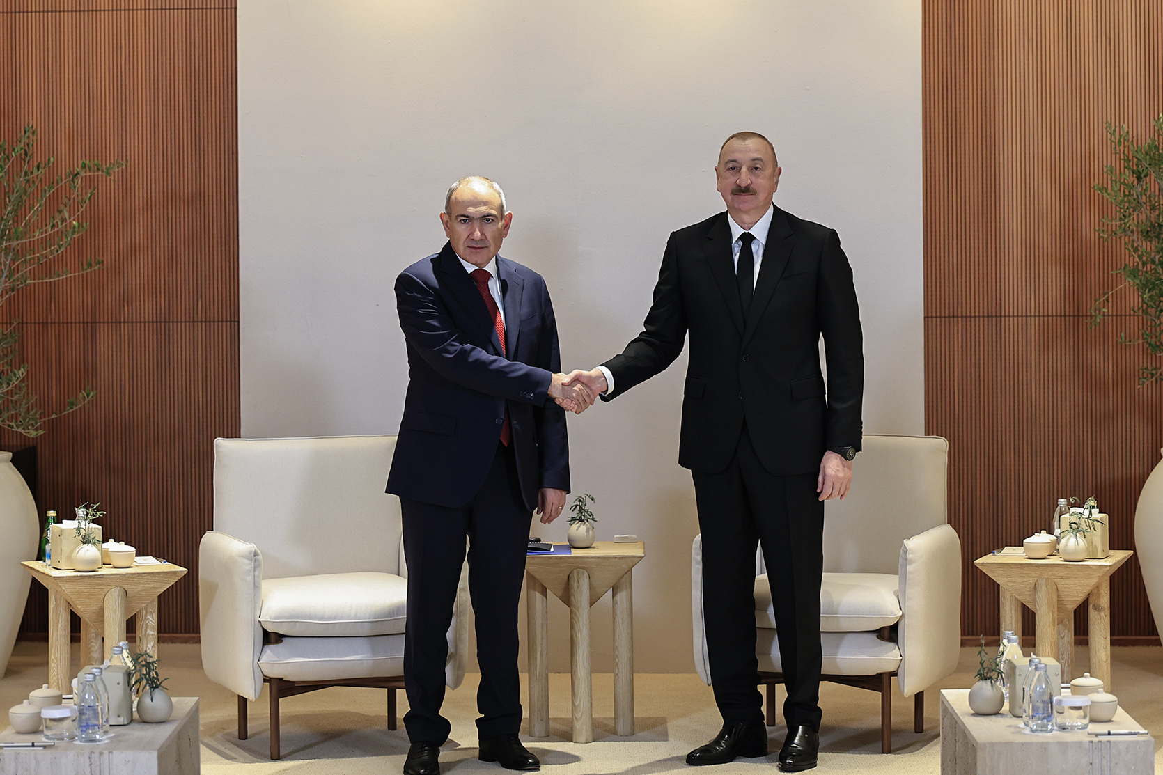 Пашинян и Алиев в ходе встречи подчеркнули, что общественность обеих стран становится свидетелем реальных преимуществ мира в повседневной жизни 