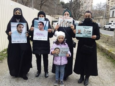 В Баку родственники политзаключенных провели акцию протеста перед посольством США 