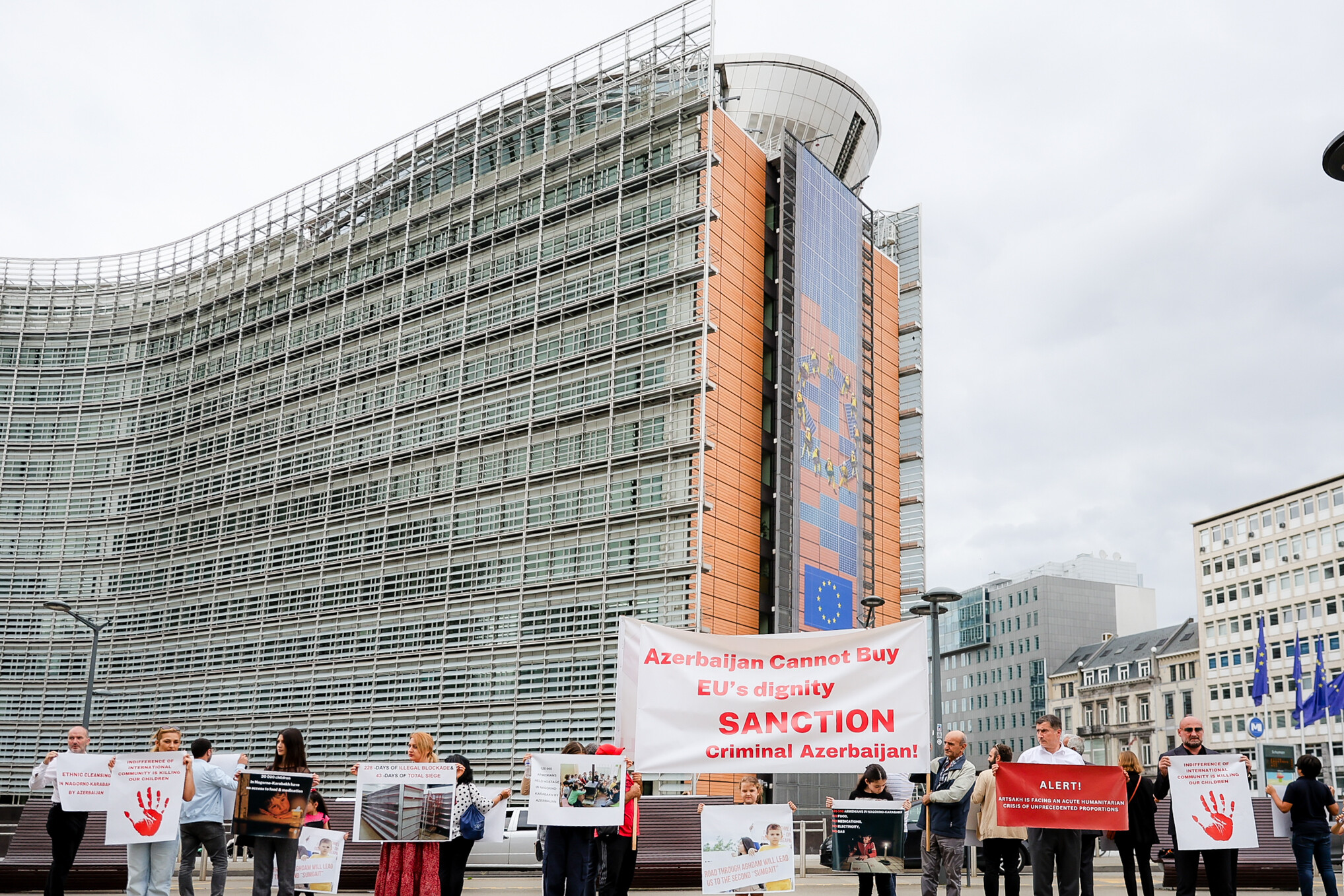 «Европейцы ради Арцаха»: безмолвная акция протеста перед зданием Европейского совета- фоторепортаж 