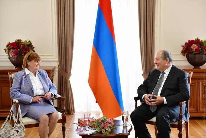 Президент Армении поздравил баронессу Кэролайн Кокс по случаю дня рождения 