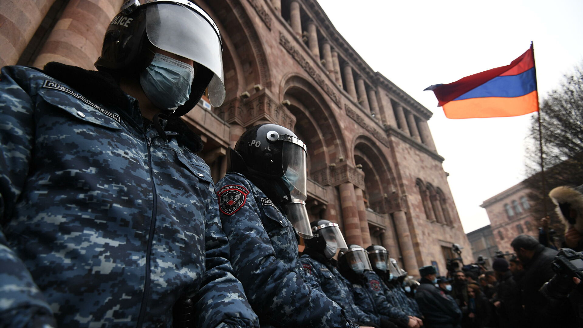 В Ереване проходит шествие оппозиции – она направилась к полиции и СНБ 