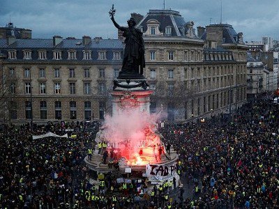 Во Франции прошла массовая акция протеста против вторжения Турции в Сирию 