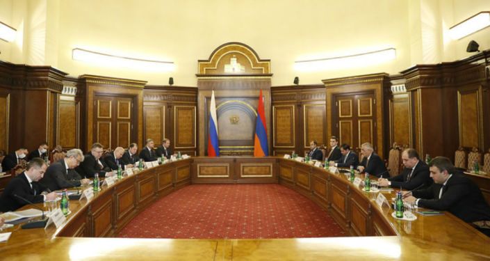 Вице-премьер РФ Оверчук обсудил в Ереване гуманитарные вопросы жителей Карабаха 