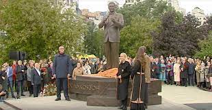 В Москве открыли памятник Кобзону 