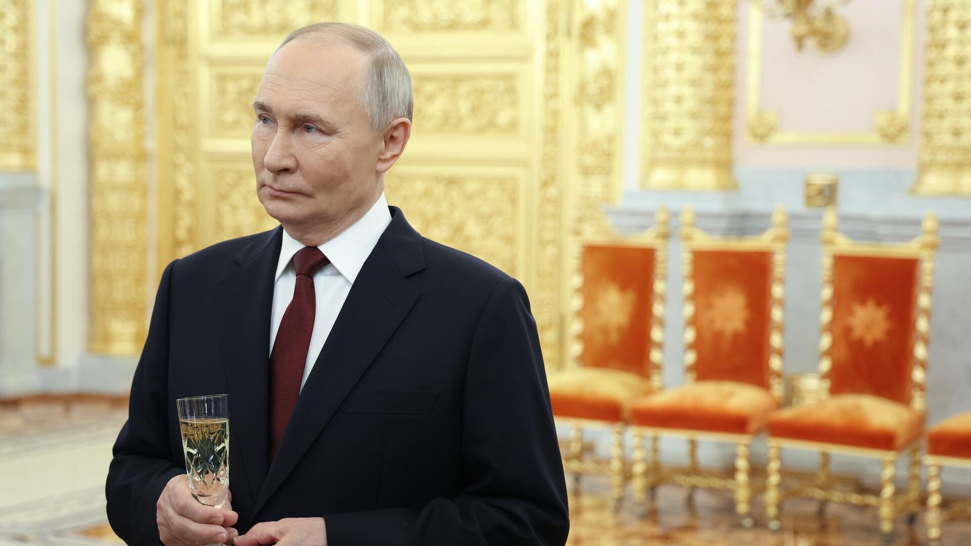 Путин поднял тост за Победу Путин поднял тост за Победу