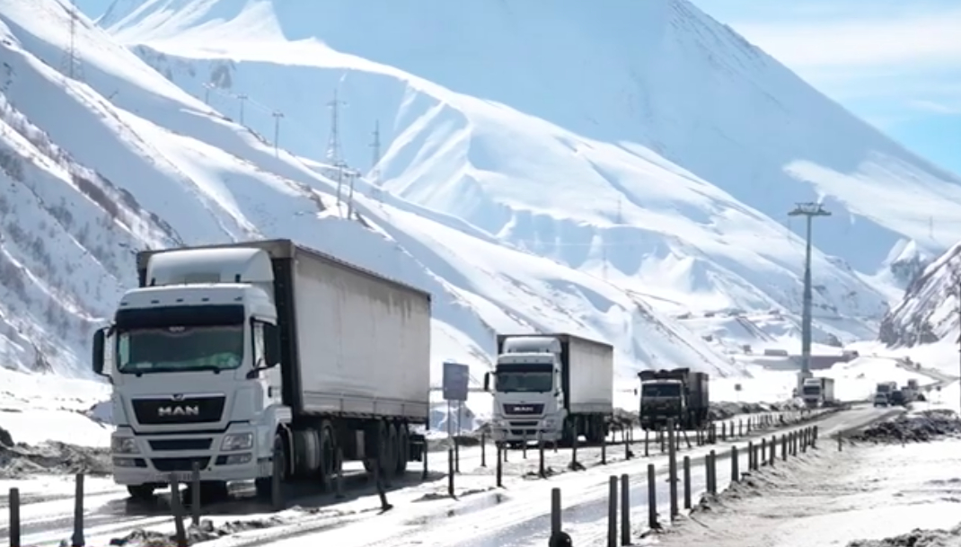 Порядка четырех тысяч транспортных средств, среди них и из Армении, застряли с российской стороны на "Верхнем Ларсе"  