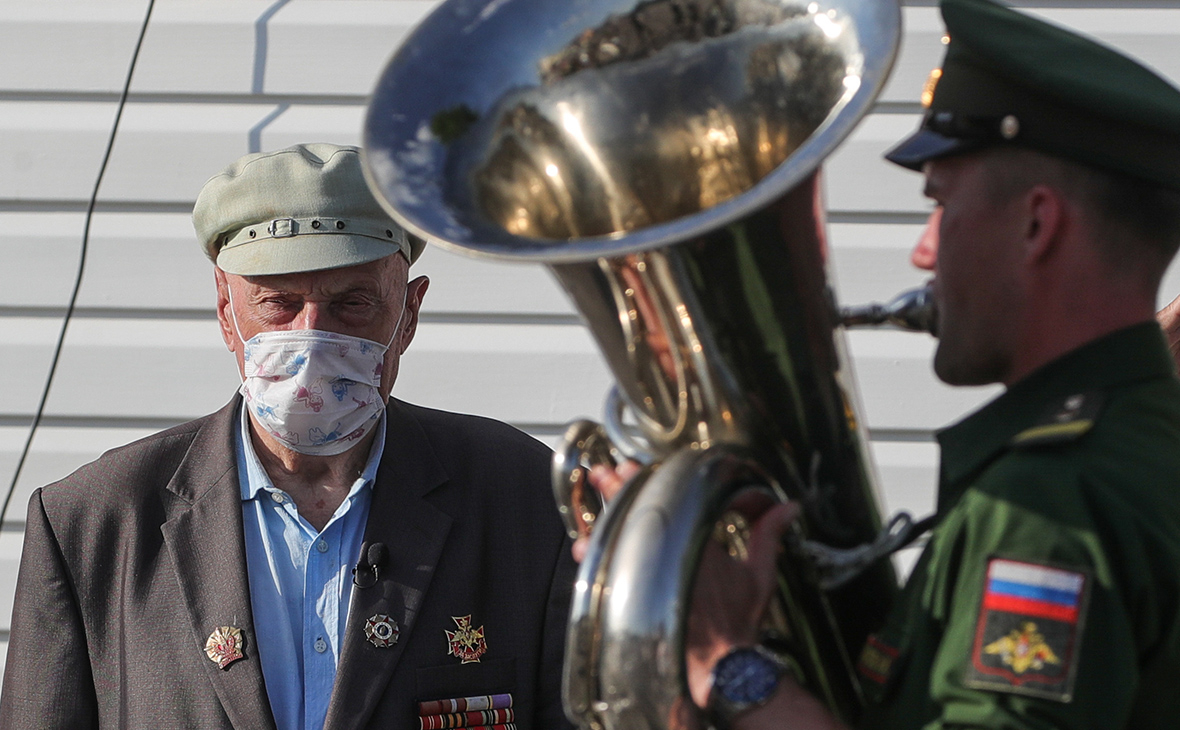 В Кремле объяснили отправку ветеранов на карантин перед парадом   