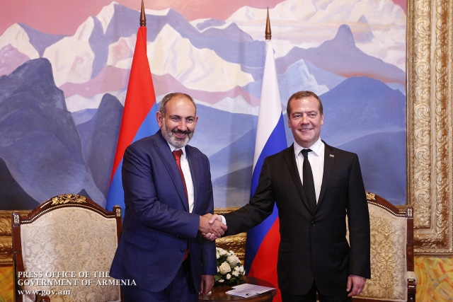 Медведев поздравил Пашиняна с Днём независимости 