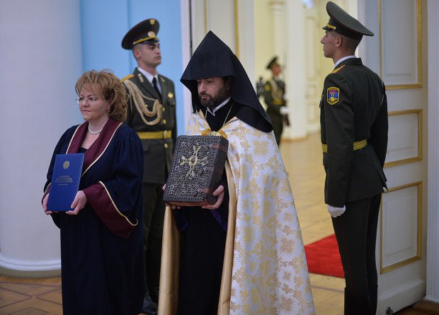 Государственный флаг, Конституция и Евангелие перемещены в место проведения церемонии инаугурации президента Армении 