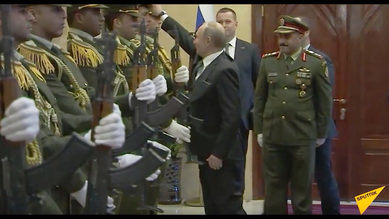 Путин поднял фуражку офицера палестинского караула 