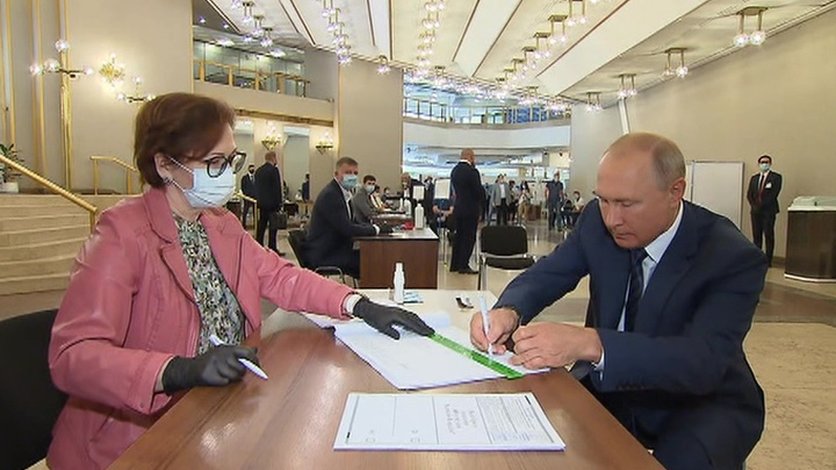 Путин проголосовал по поправкам в конституцию 