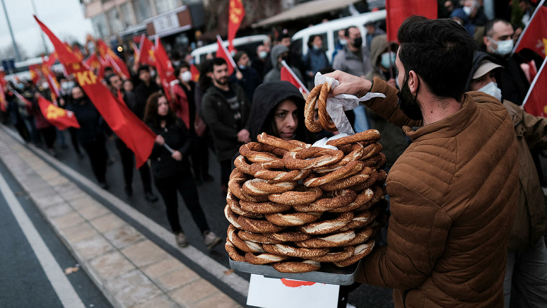 Очереди за дешевым хлебом в Стамбуле на фоне обвала лиры  