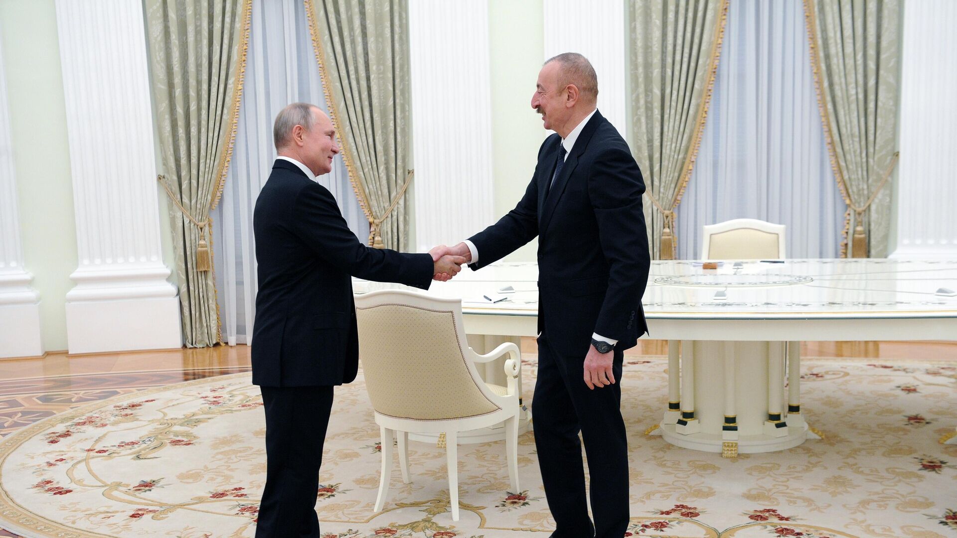 Алиев на встрече с Путиным заявил, что рад тому, как развиваются отношения Баку и Москвы. 