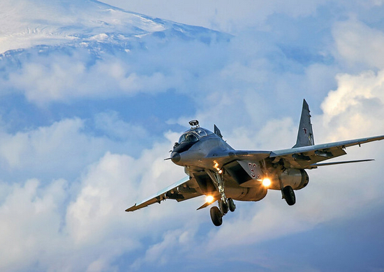 Российские МиГ-29 перехватили условного противника в небе Армении 