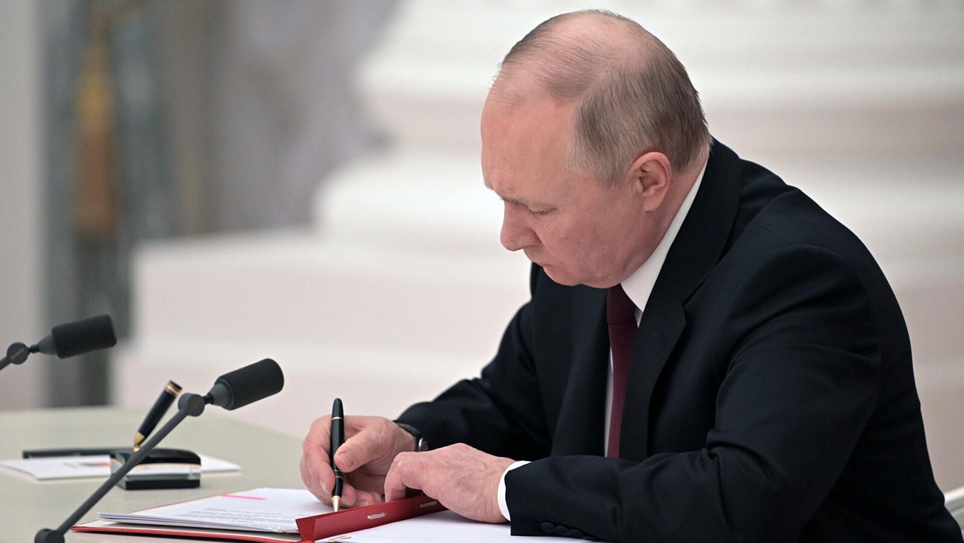 Путин подписал указ об упрощенном получении гражданства РФ жителями ДНР, ЛНР и Украины 