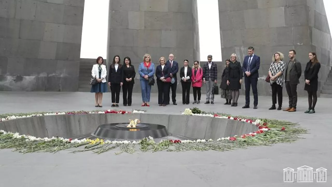 Литовские депутаты посетили Цицернакаберд 