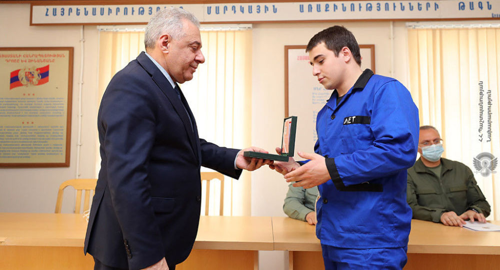 Министр обороны Армении вручил медали находящимся в госпитале военным 