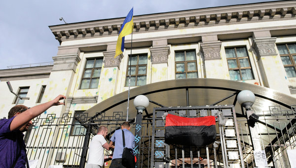 В день выборов украинская полиция заблокировала вход в посольство России 