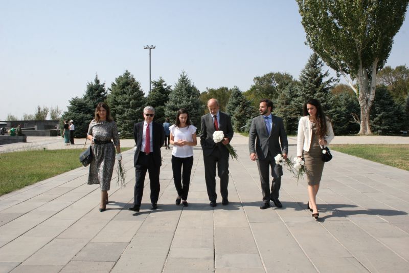 Новый посол Испании в Армении посетил Мемориал памяти жертв Геноцида армян 