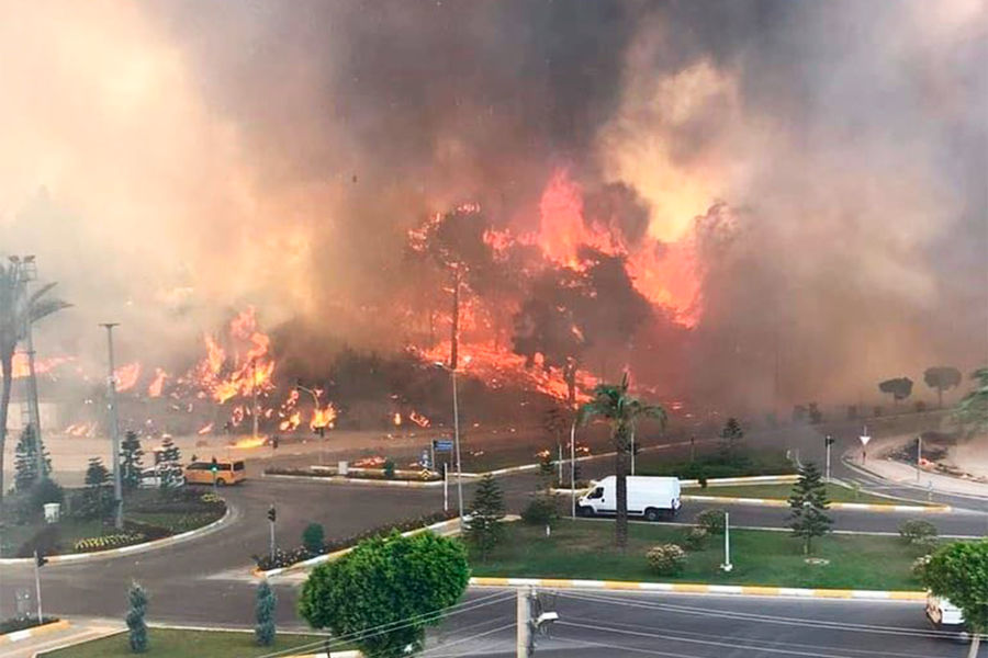 Лесные пожары в Турции добрались до Антальи - эвакуируются отели 