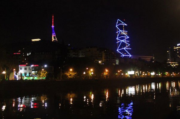 В день 27-летия независимости Армении телебашня в Тбилиси окрасилась в цвета флага Армении 