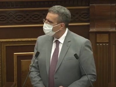 Новоизбранный судья КС на заседании парламента Армении принял присягу 
