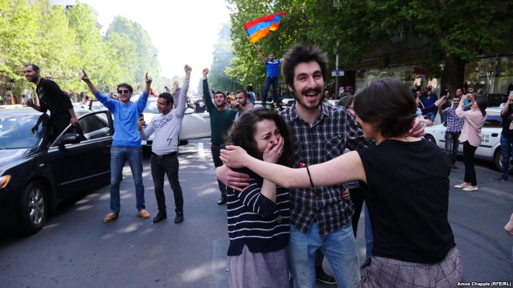 Народ с ликованием встретил новость об отставке премьер-министра Армении Сержа Саргсяна 