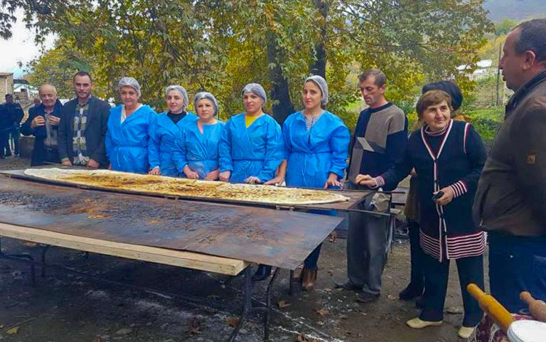 В Арцахе испекли 3-метровый женгялов хац 