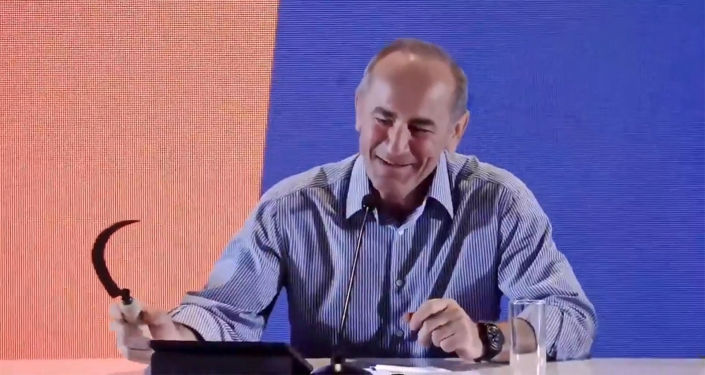 Роберту Кочаряну подарили серп – он обещал использовать его по назначению 