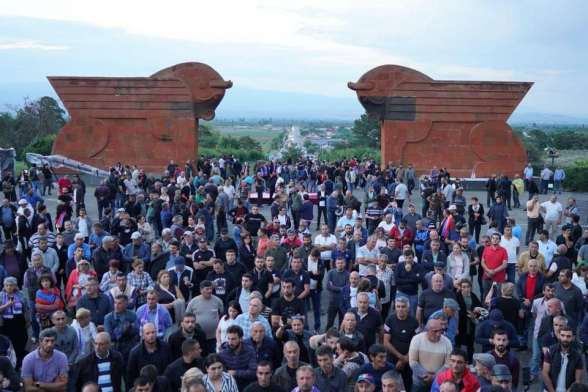 Члены движения "Тавуш во имя Родины" установили палатки у мемориального комплекса в Сардарапате 