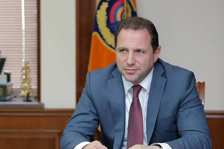 Экс-министр обороны Армении, обвиняемый в хищении в особо крупных размерах, не признает вины  