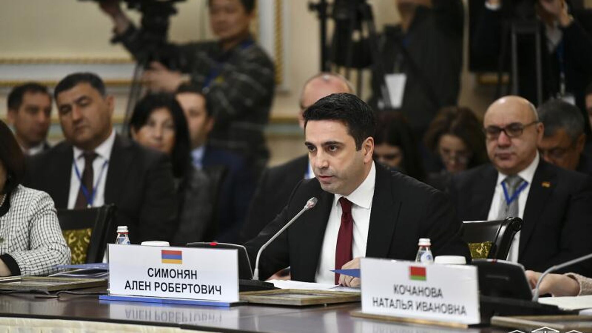 Спикеры парламентов Армении и Азербайджана поспорили на заседании в Алматы 
