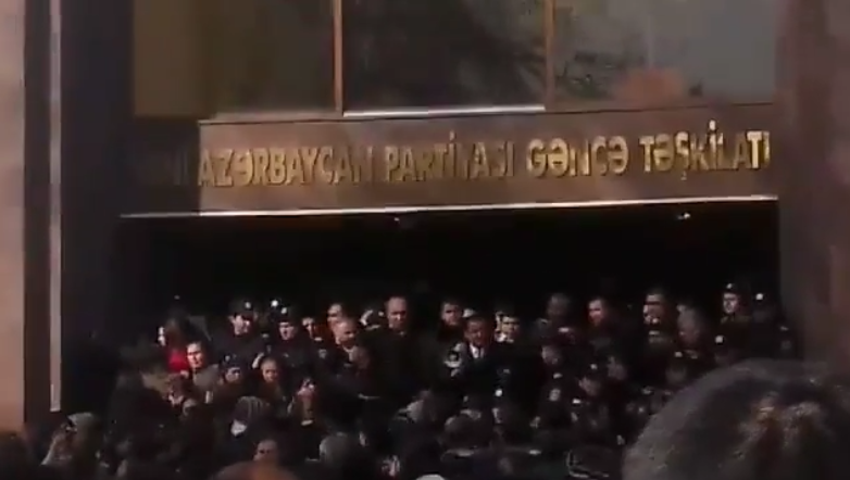 В Азербайджане в городе Гянджа на акции протеста задержаны десятки человек, есть жертвы среди полицейских 