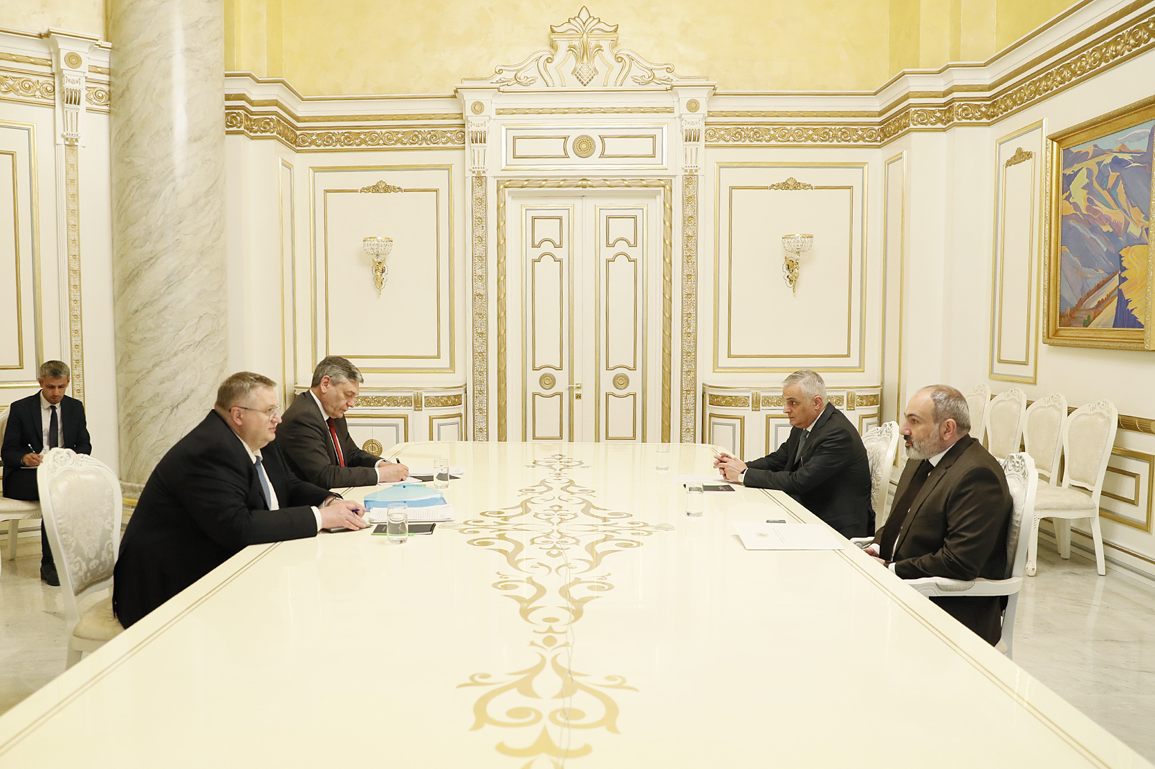 Пашинян на встрече с российской делегацией заявил об общих с Путиным подходах по открытию коммуникаций в регионе 