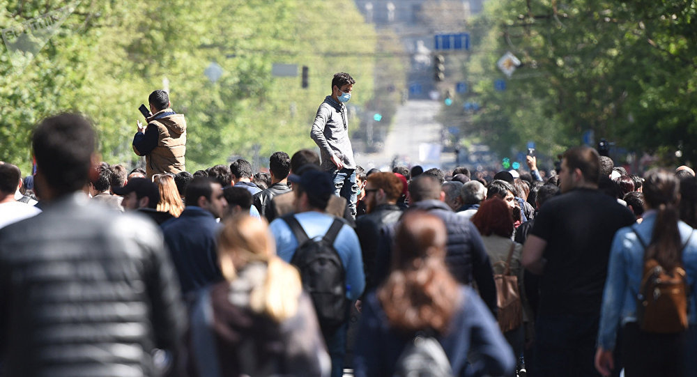 Две большие колонны демонстрантов слились на проспекте Саят-Нова в центре Еревана 